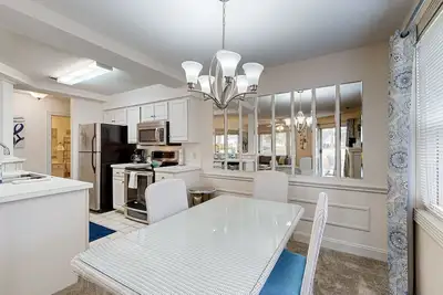 Image de Coastal Condo with golf on-site, shared pool and fitness center