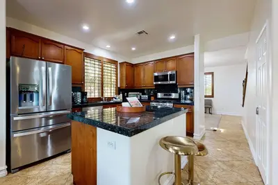 Image de Fantastic home with private yard, pool, hot tub & firepit - garage\/game room