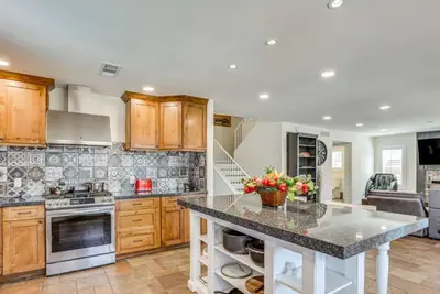 Image de Escape to this gorgeous Glendale, Az home where luxury meets relaxation