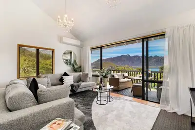 Image de 3 King Bed Lake View Central Stylish Apartment