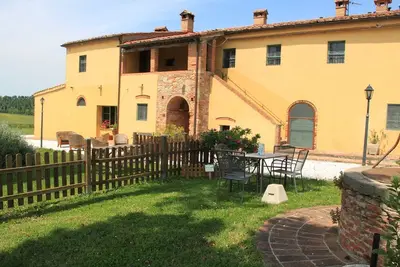 Image de Bel appartement a Guasticce avec piscine