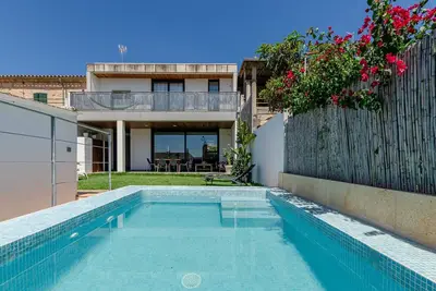 Image de Villa moderne Ă Llubi avec piscine