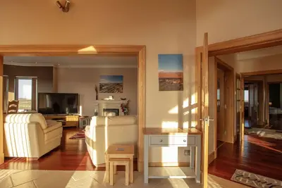 Image de Belle maison de vacances privée avec Wifi, bain à remous, Tv, patio, vue panoramique et parking