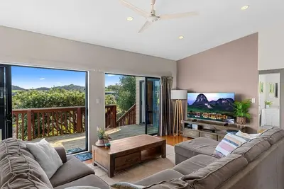 Image de Thom House - Modern, spacious, sunny home in quiet cul-de-sac with lovely rural outlook
