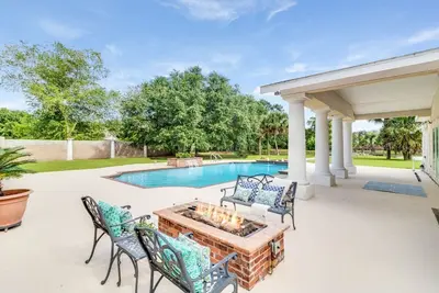 Image de Luxury Mansion on pond + pool + gameroom