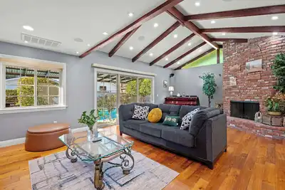 Image de Luxury Estate with Sparkling Pool & Elegant Amenities