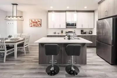 Image de Near Downtown• Large 3br• Free Banff Pass• Wine• Netflix!