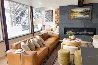 Image de River's Edge, Modern Cabin, Sleeps 12, Fishing, Hot tub, Pet friendly!