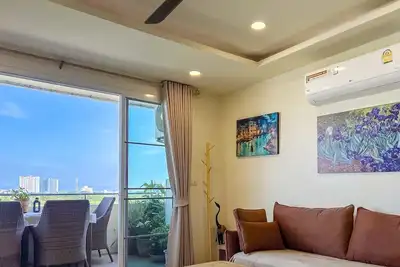 Image de 2-Bedroom Apartment with Nice View near Train Station.