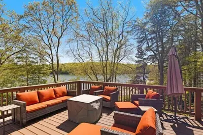 Image de LakeView, Private Beach, Firepit, Pool access