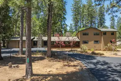 Image de Chaparral Cabin- Sleeps 15!