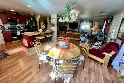 Image de Beautiful Bend Home, sleeps 9, Near Old Mill.