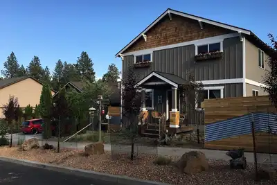 Image de Home with Chalet 2-kitchens, Sleeps 15, Near OldMill