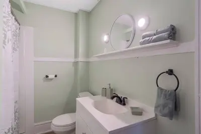 Image de Cozy 3-bedroom house in charming Oswego close to everything, long stays allowed