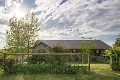 Image de Farm house overlooking pastures by the Buffalo River. Perfect starry nights.