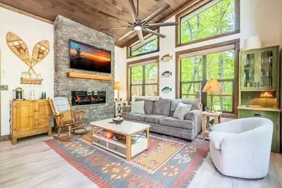 Image de *Romantic 1bd Cabin w/ Hot Tub! WiFi + Fireplace! *