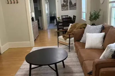 Image de Updated, clean, in the heart of trendy Minneapolis\n\n