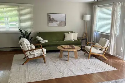 Image de Stay at the Lakehouse! Spacious 5-bedroom home in charming Yankton.