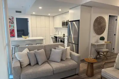 Image de Luxurious Friday Harbour Condo