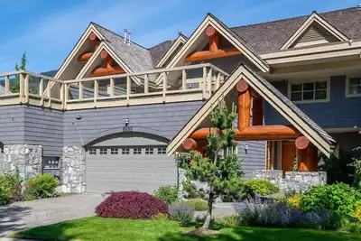 Image de Luxury 4br/4ba Chalet on Golf Course, w/Garage +Ac