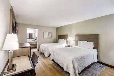 Image de Home Away from Home - 2 Family Rooms with Pool & Essentials