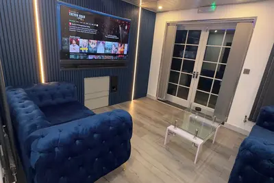 Image de Spacious 4-bedroom apartment in Uxbridge with relaxing Hot tub and Pool table
