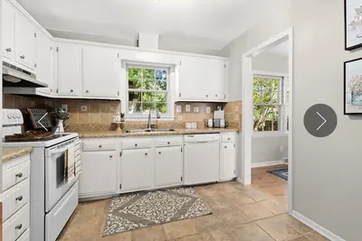 Image de Charming 3-bedroom house with WiFi lrg bkyrd \nHeated enclosed porch