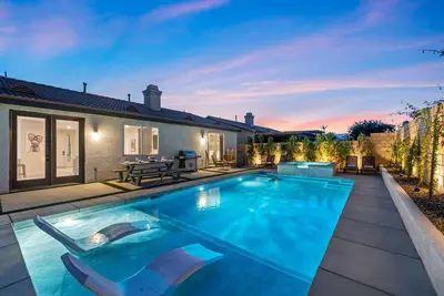 Image de New Lush Luxury Living-Heated Pool/Spa Included. Walking distance to Coachella