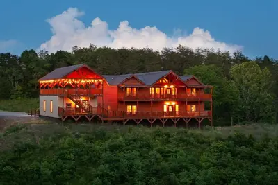 Image de 2Cabins 16br/Sleeps 42! Hot Tub/Indoor Pool/Gazebo