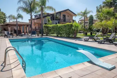 Image de Elegant villa in the green of a forest on main road ta Taormina and Catania