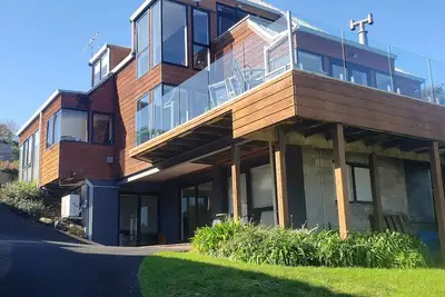 Image de 75 metres from small safe beach. Sunsets to die for