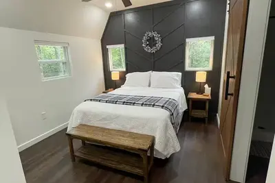 Image de Cozy Tiny Home tucked in the woods w/ firepit\n\n