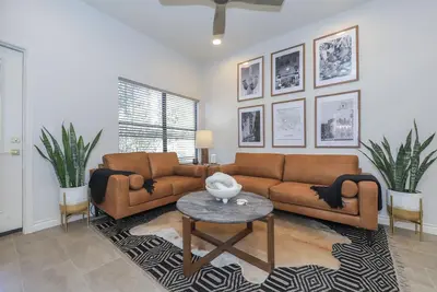 Image de Chic Desert Retreat: Walk to Trails, Hot Tub, Pool