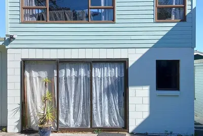 Image de 2mins walk to lake. Wharewaka Point