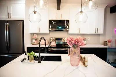 Image de Girls Getaway w/ GlamRoom, Sleeps 12, Patio & Fire Pit Walk to Shop, Dink & Dine