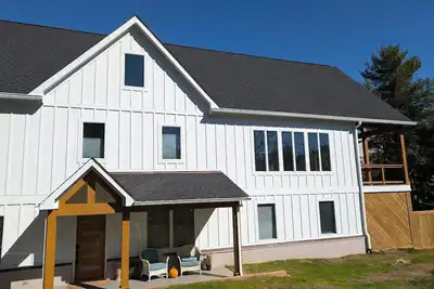 Image de Walk to breweries, live music, restaurants, parking, fenced yard.