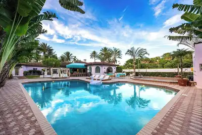 Image de 9000ft Mega Retreat, Jacuzzi Basketball & tennis court +Lake 11 Br 7. 5 Bathroom\n