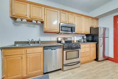 Image de < 1 Mi to Rivers Casino: Downtown Schenectady Apt