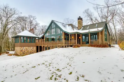 Image de Private Lake & Trail Access: Home in Jacobson!