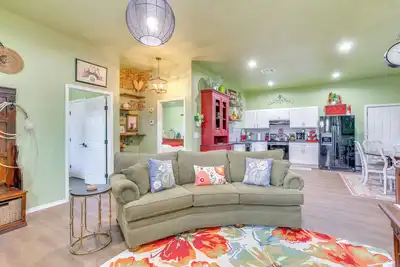 Image de 4 Mi to Lazy E Arena: Horse Lover's Haven w/ Grill