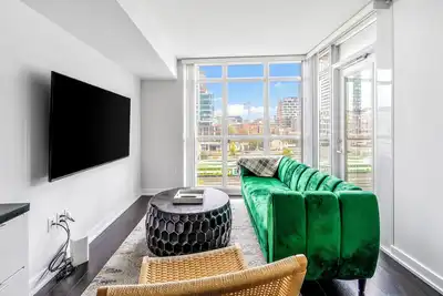 Image de Stunning Modern 1br + Den Condo with Office