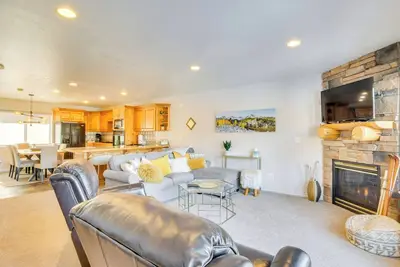 Image de 6 Mi to Powder Mtn w/ Shuttle: Cozy Eden Condo!