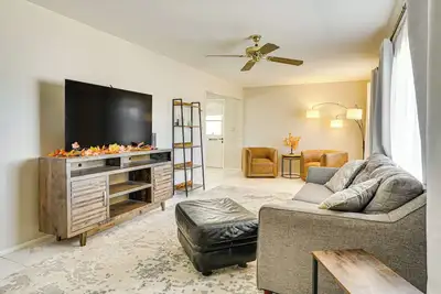 Image de 8 Mi to State Farm Stadium: Home in Youngtown