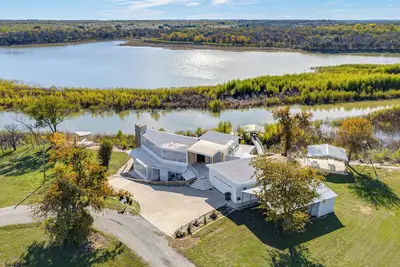 Image de Dock & Fire Pit: Riverfront Runaway Bay Retreat