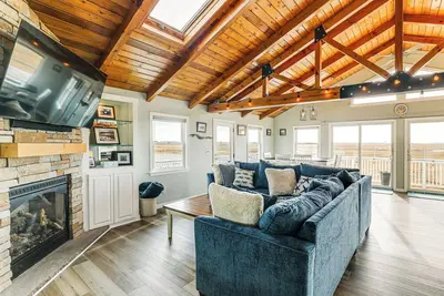 Image de Walk to Beach: Water-View Seabrook Sanctuary