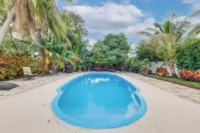 Image de 1 Mi to Lantana Municipal Beach: Oasis w/ Pool!