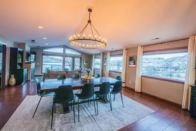 Image de 4 Bed, 3 Bath Riverfront Guesthouse, Mountain & River Views! Near Chelan