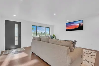 Image de Spacious 4-bedroom Modern House with Gorgeous Mountain Views