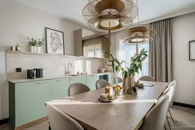Image de Elegant 4-Bedroom Haven with Scenic Views