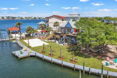 Image de Sunset Cove: Boater’s Paradise w/ Private Beach & Stunning Views